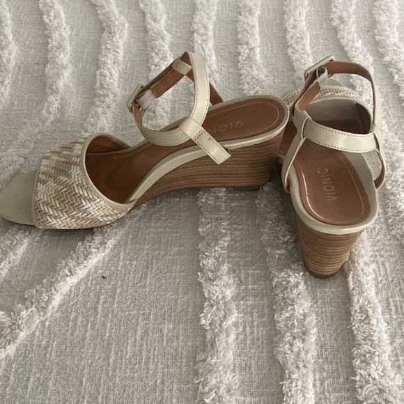 COPY - Vionic high heels, size 9 cream with white - Picture 2 of 5
